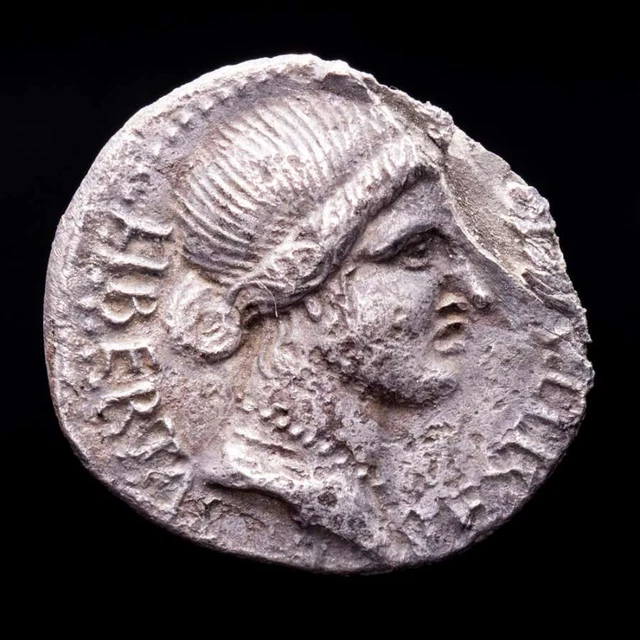*Lucernae* Guerras Civiles. Denario de plata. LIBERTAS RESTITVTA / SPQR