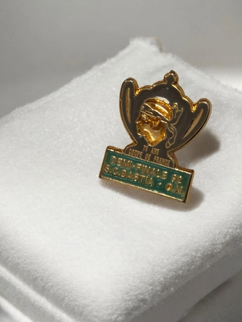 RARE PINS PIN'S - FOOTBALL - MARSEILLE BELGRADE 91 - SPORT - JOUEUR - CLUB MATCH
