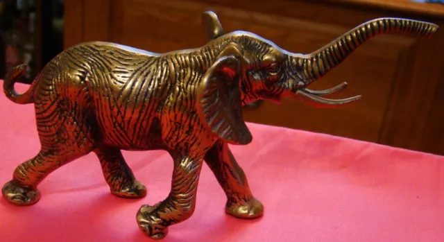 Beau Petit Bronze Animalier-Elephant D'afrique En Colere Chargeant Trompe Levee