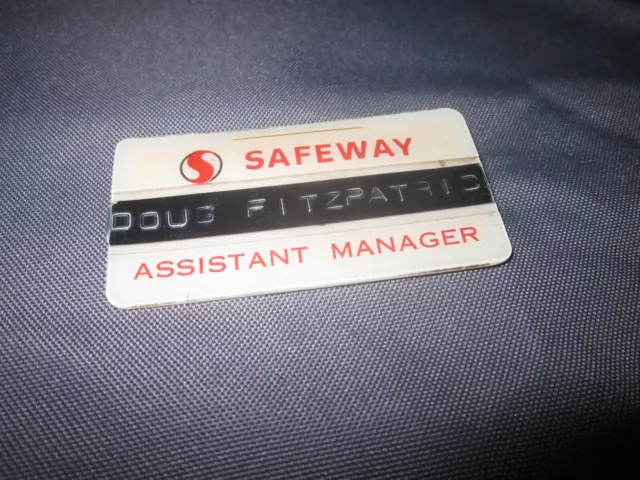 https://www.picclickimg.com/zIkAAOSwWmtk~n~m/Vintage-SAFEWAY-Assistant-Manager-NAME-TAG.webp