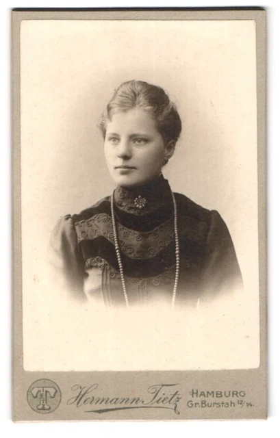 Fotografie Hermann Tietz, Hamburg, Grosse Burstah 12 /14, Junge Frau mit Perlen