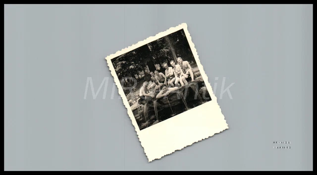 FOTO, WK2, LG.N.RGT. B/N, Brüssel 1943/44, baden im Teich hint.Stabsgeb