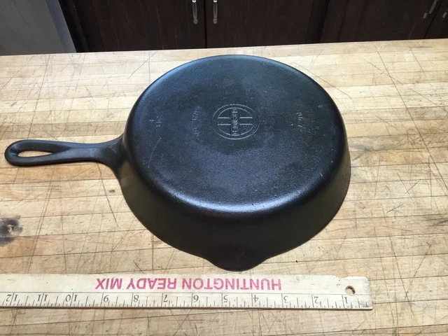 GRISWOLD Cast Iron Skillet No. 7 ERIE, PA., U.S. 701F Sits Flat