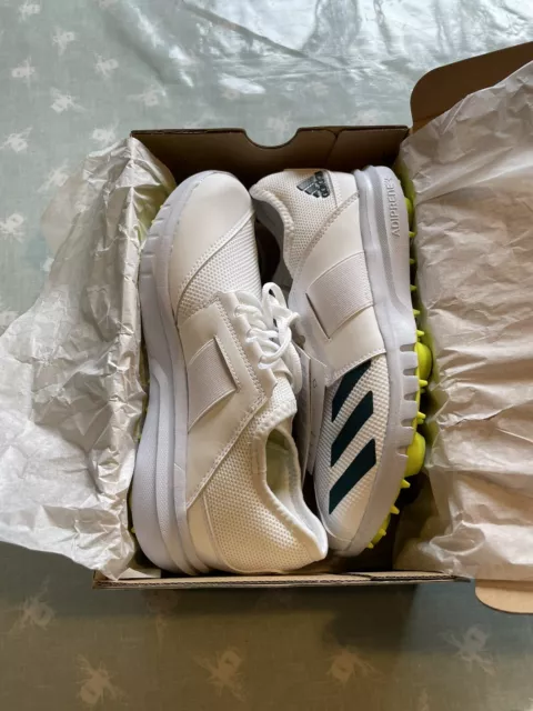 Adidas Howzat Spike Junior Cricket Shoes, size UK 5