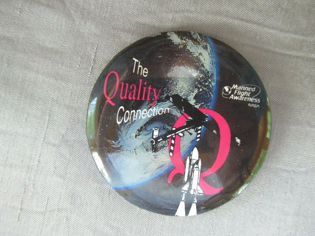 NASA vintage 1989 Discover shuttle pinback Manned Flight Awareness