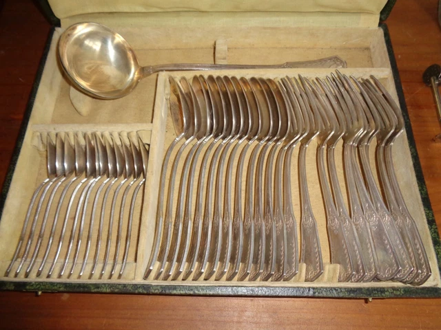 BELLE MÉNAGÈRE MODELE AU FILET 37 PIÈCES EN MÉTAL ARGENTÉ M A début