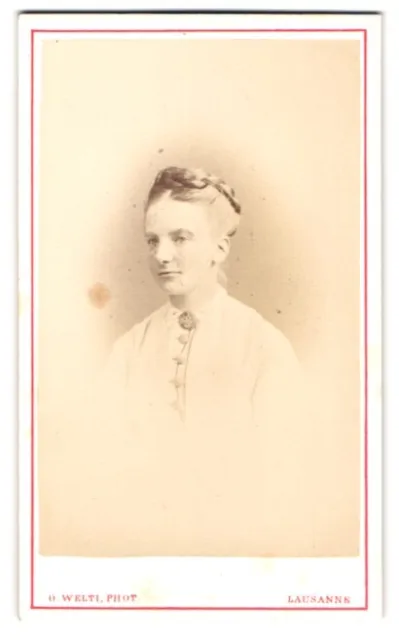 Fotografie O. Welti, Lausanne, Portrait junge Dame mit Flechtfrisur und Kragenb