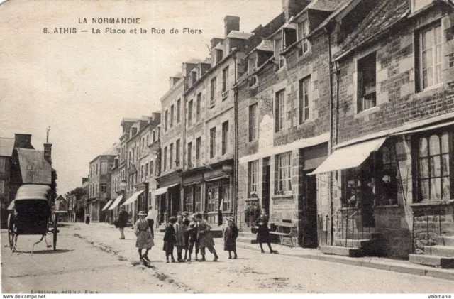 S4363 cpa 61 Athis - La Place et la Rue de Flers