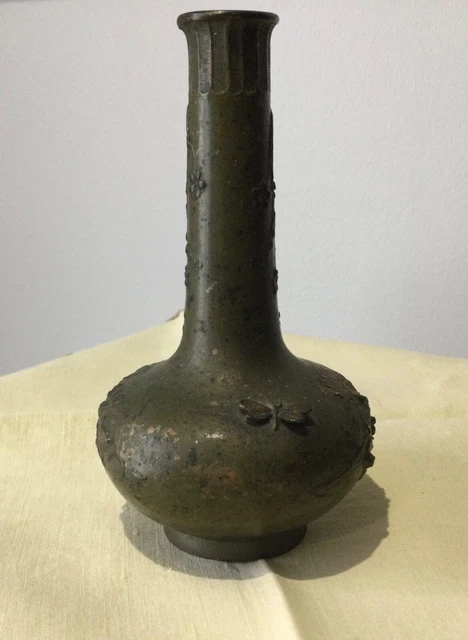 Petit vase ancien en métal (bronze ?) art nouveau avec papillons et lianes