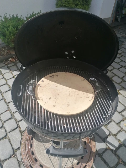 WEBER MASTER TOUCH GBS  57 CM BLACK ANSEHEN MIT PIZZASTEIN und WEBER HALTER LOOK 5