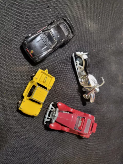 Lote surtido de 4 autos Matchbox/Hotwheels