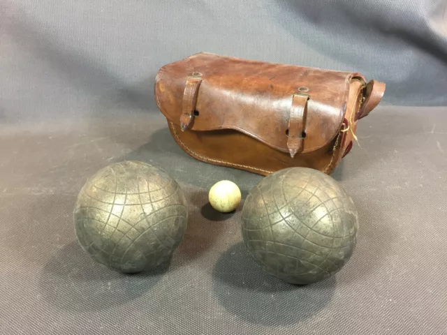 Ancienne paire de boules de pétanque avec cochonnet et étui en cuir vintage