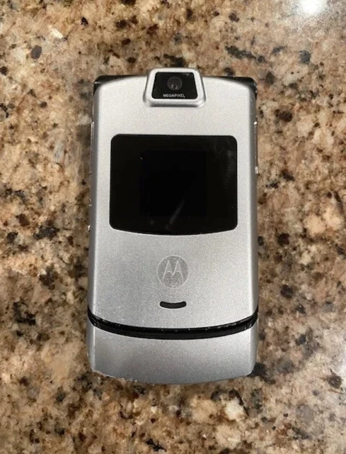 Vintage Motorola RAZR (Verizon) 2G Flip Phone (V3C) Silver  w charger.
