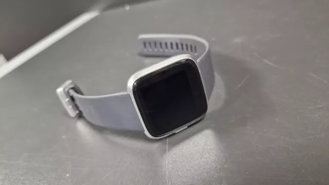 Fitbit Versa Lite Smartwatch Aluminium Activity Tracker Silikonarmband schwarz