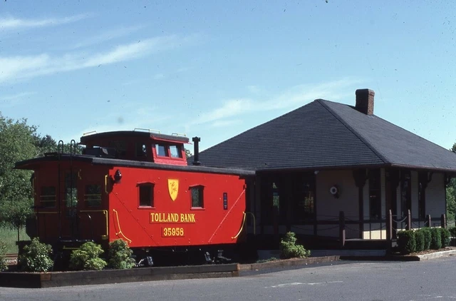D&H DELAWARE AND HUDSON Railroad Train Caboose Tolland Bank 1980 Photo Slide 2