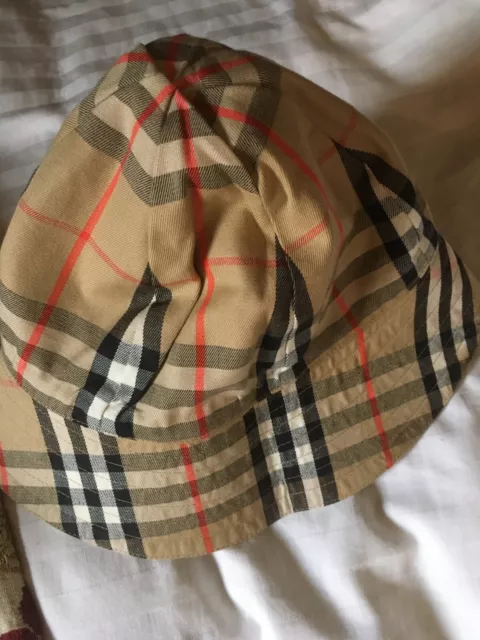 Burberry bucket hotsell hat replica