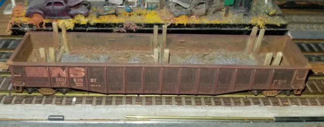 Athearn Ho Scale weathered NS 50' gondola Car W/Debri