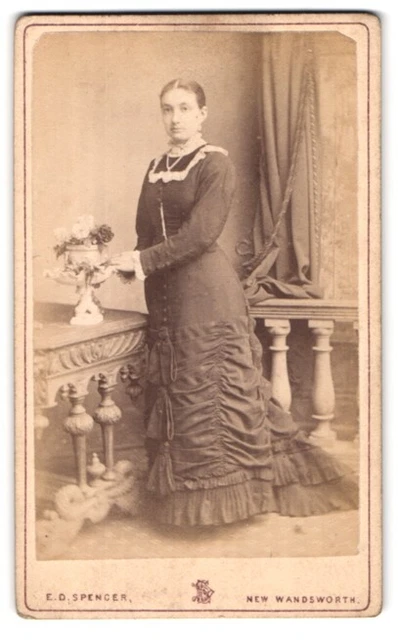 Fotografie E. D. Spencer, New Wandsworth, Portrait junge Dame im modischen Klei
