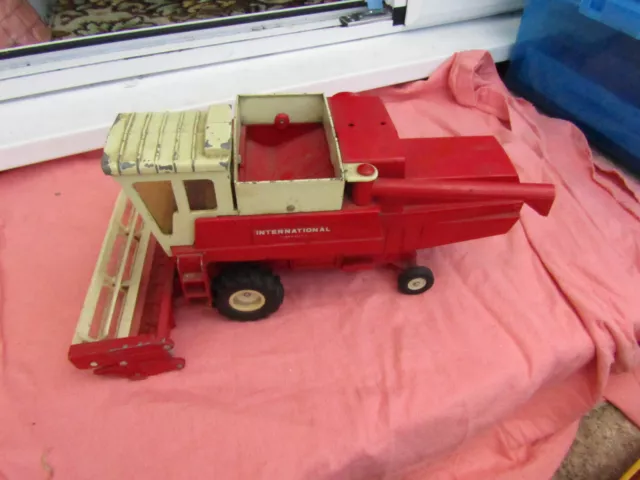 Vintage Ertl International Hydrostatic Combine Harvester