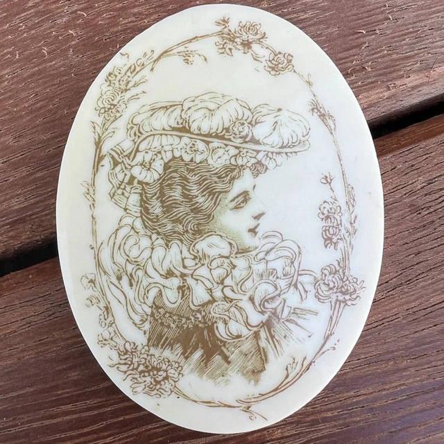 Vintage Broche Femme Belle Époque - Fabrication Française - Plastique Rétro