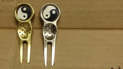 1 only QUALITY SILVER GOLF DIVOT TOOL WITH YIN YANG GOLF BALL MARKER   ENAMEL