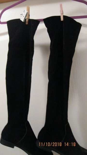 BERSHKA WOMANS BEAUTIFUL Black Velveteen Knee High boots very nice