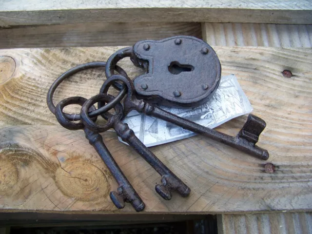 Schlüsselbund mit Schloss Gusseisen NEU Nostalgie Landhausstil Gartendeko key