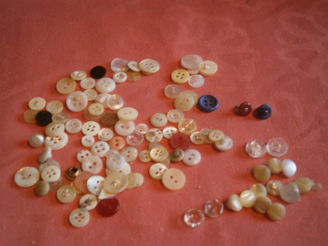 Lot d'anciens petits boutons nacre et verre bébé ou poupées
