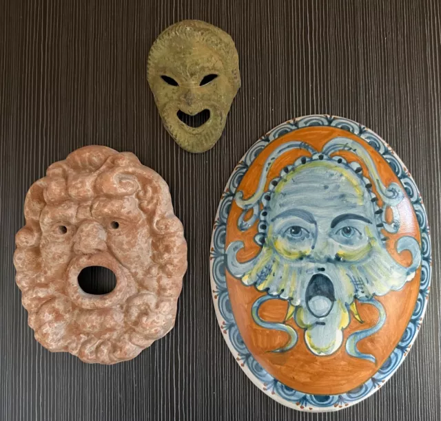 Italia - 3 máscaras de pared de teatro bronce, arcilla y cerámica
