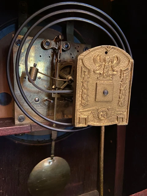 Horloge pendule milieu XXe en acajou noyer à décor marqueté signé Kienzle 5
