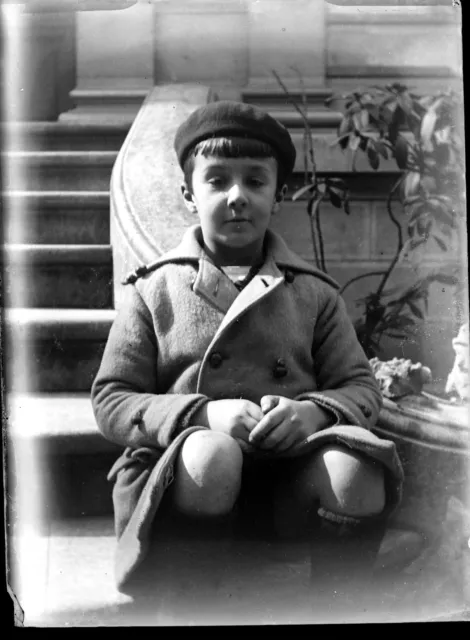 portrait jeune garçon assis escaliers ancien négatif verre photo - an. 1910 1920