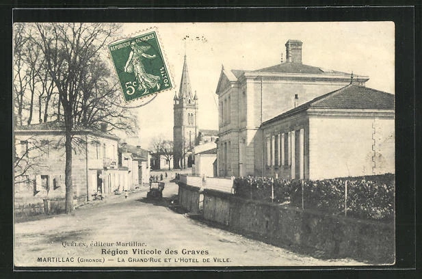 CPA Martillac, La Grand´Rue et l´hotel de Ville