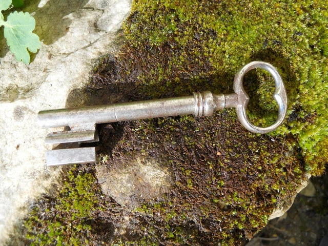 Ancienne clef clé en fer acier forgé décor N° 5  Antique Iron key 10,2 cm