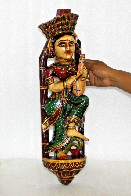 Vintage madera Rajasthani dama tocando un instrumento musical estatua...