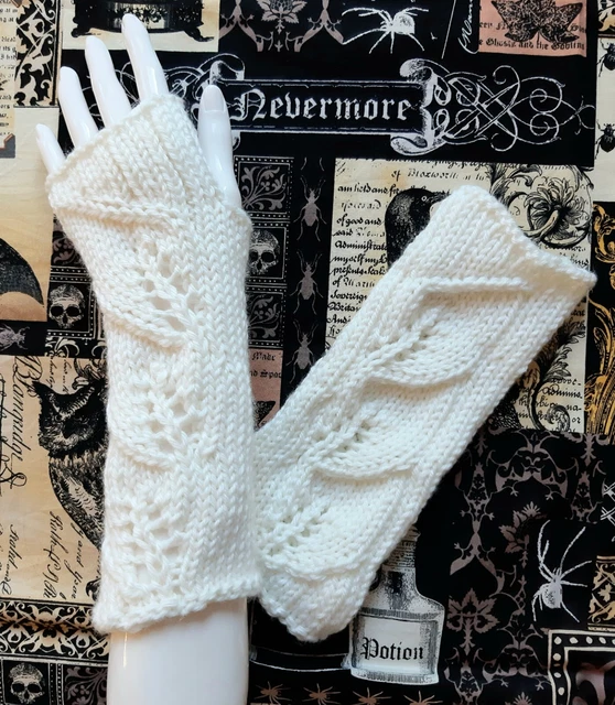 Pulswärmer handgestrickt weiß Blattmuster Armstulpen mit Daumenloch