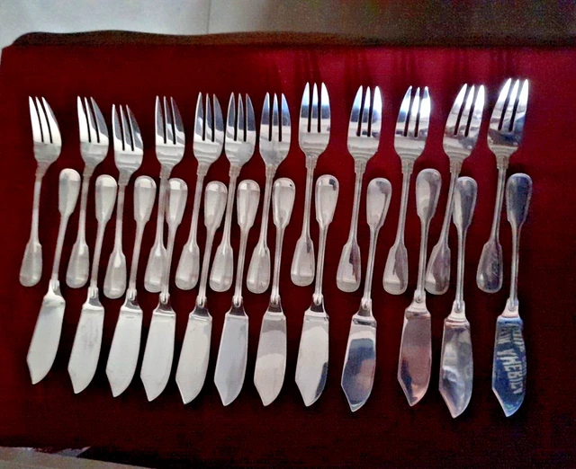 Suite de 12 fourchettes et 12 couteaux à poisson… | Piguet