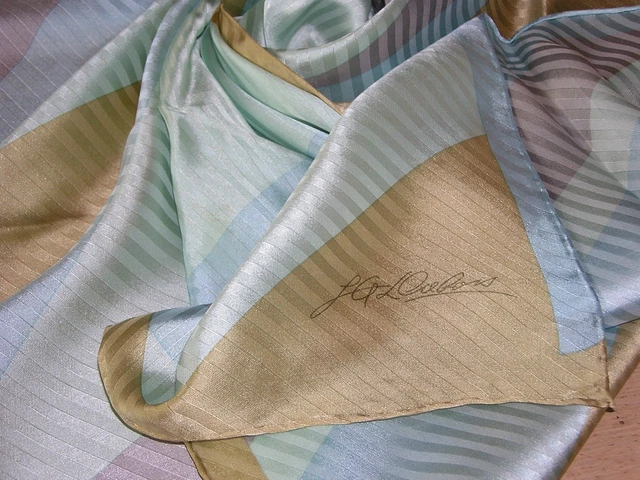 Foulard En Soie Signé - Carré Bleu à Ourlets Mains - Occasion