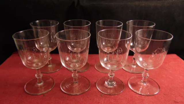 Service de 8 verres a vin en cristal de Baccarat jambe boule monogrammés JC / CJ