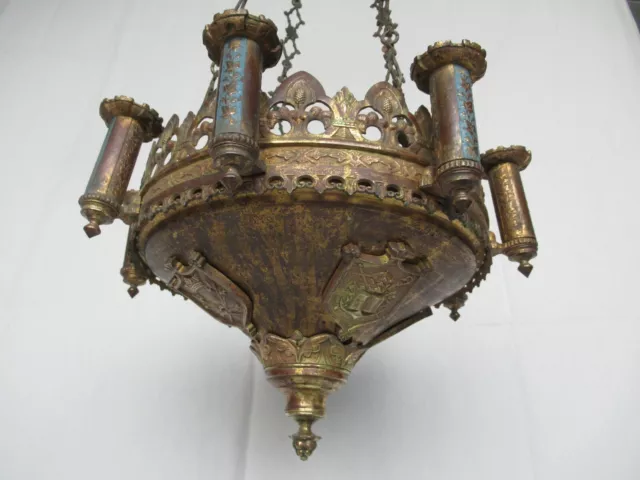 Lustre à 8 feux néo-gothique en bronze doré et écussons couronnés et d'évèque 3