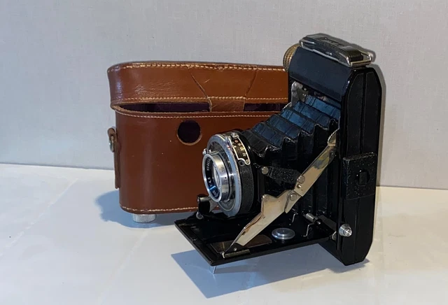 Ancien appareil à soufflet KINAX dans son étui 1:4,5 f=105mm