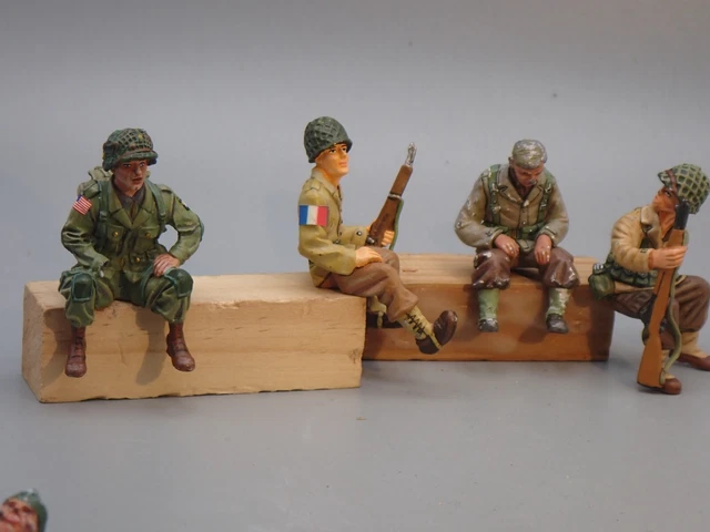 Deux Figurines Anciennes Britains - Paysans Assis Sur Un Banc, Métal (plomb)