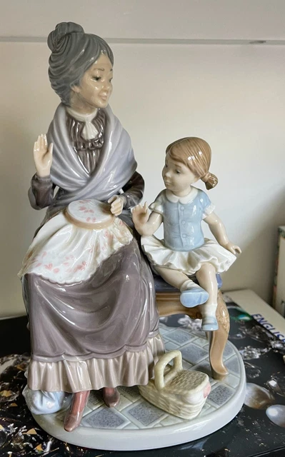 Lladro "A VISIT WITH GRANNY" Figurine ~ #5305 ~ 9" Tall ~ Retired