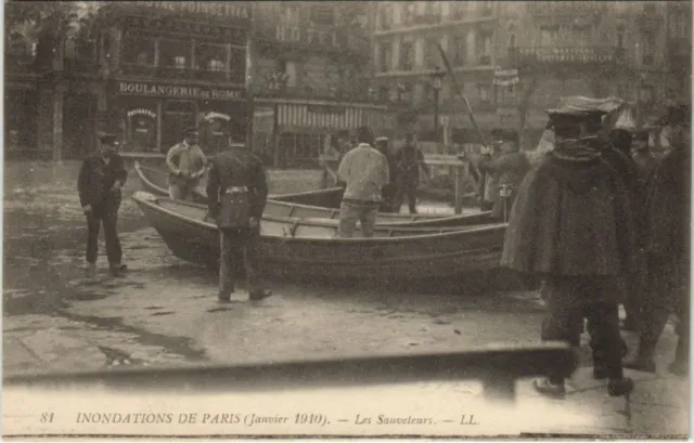 CPA AK Inondation 1900 PARIS Les Sauveteurs FRANCE (990917)