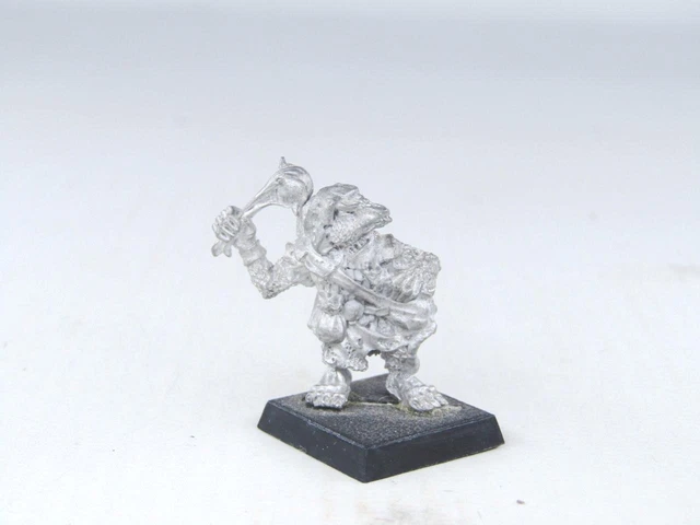 Warhammer Fantasy: Chaos Dwarf Hero with Axe & Banner A (Metal, 1995) GW
