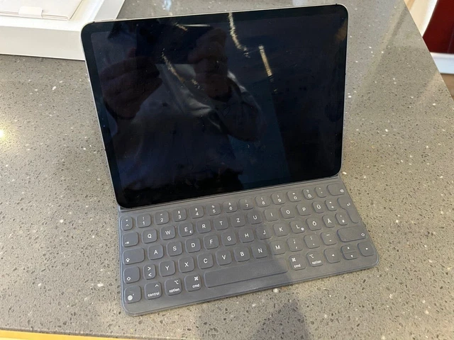 Apple iPad Pro 1. Gen 256GB, Wi-Fi + 4G (ohne Simlock), 11 Zoll + Tastatur