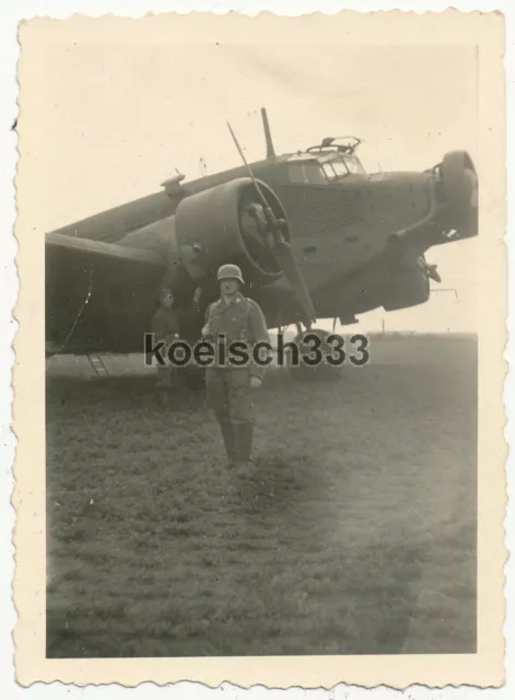 Foto Soldaten der Luftwaffe an einem Junkers Ju 52 Flugzeug auf einem Flugplatz