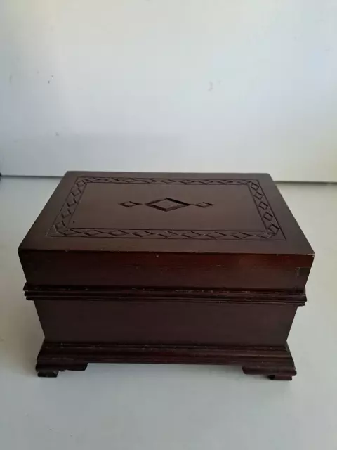 Caja de madera tallada estilo ataúd vintage con tapa con bisagras forrada