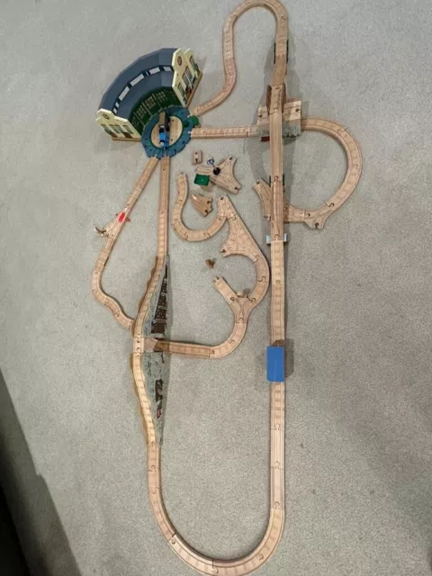 Thomas and Friends wooden railway!!  With Round House and lot of 88