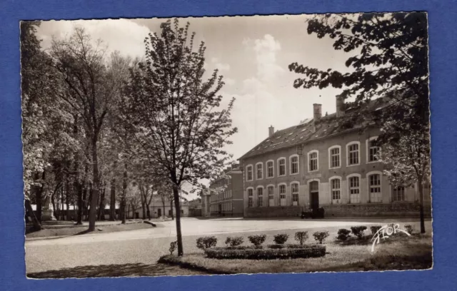 Fa * CPA  / Carte Postale : Saint-Maixent-l'Ecole -> Caserne Marchand , Cour...