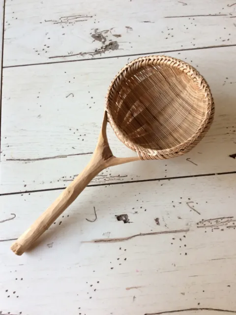 Cuchara canasta vintage tejido primitivo y mango de rama tallada en madera